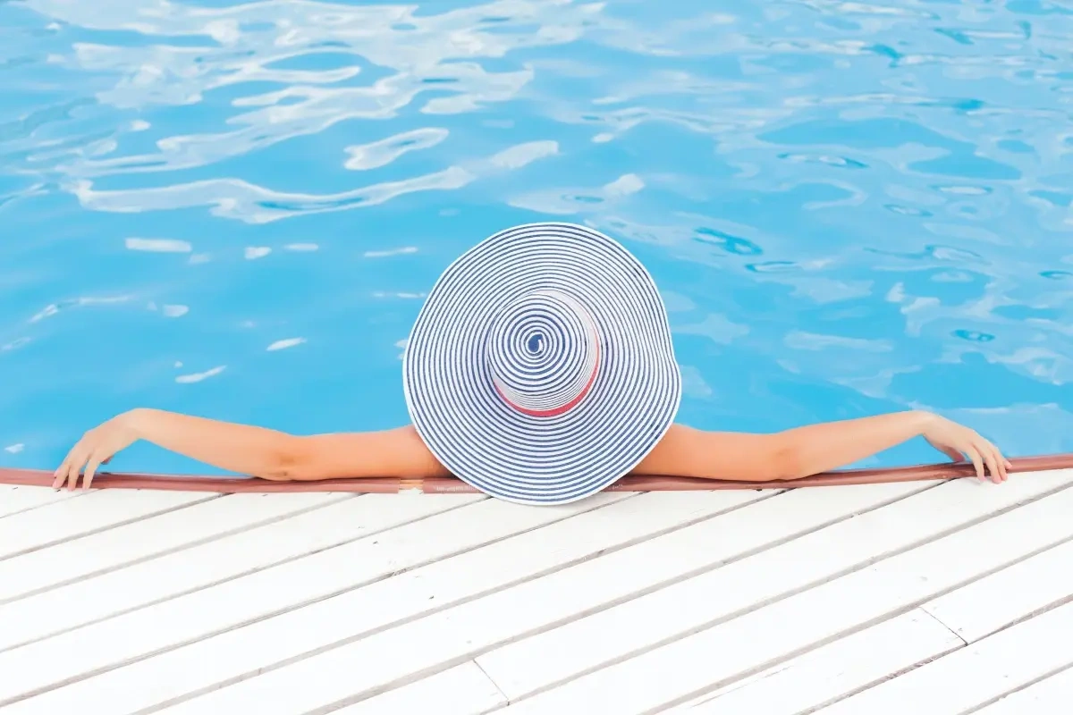 5 gode grunde til at investere i et badebassin med fast kant, hvis du skal holde sommeren hjemme i Danmark